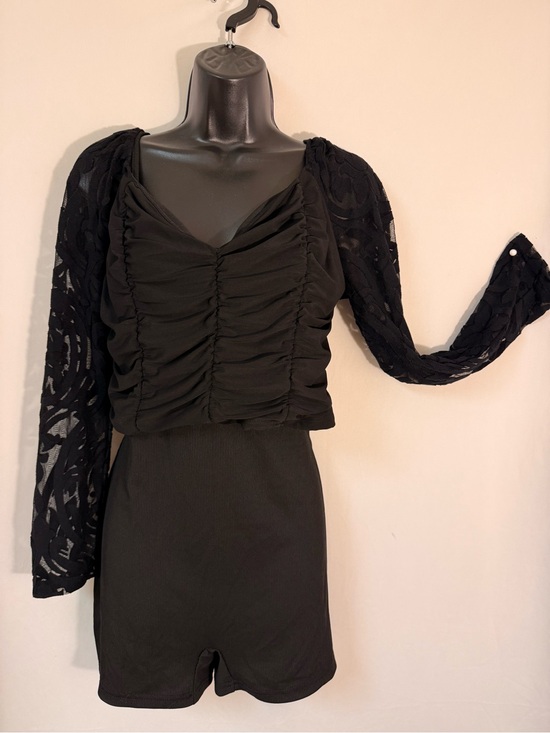 reckless hearts Tops - Black Ruched Lace Sleeve Cropped Top